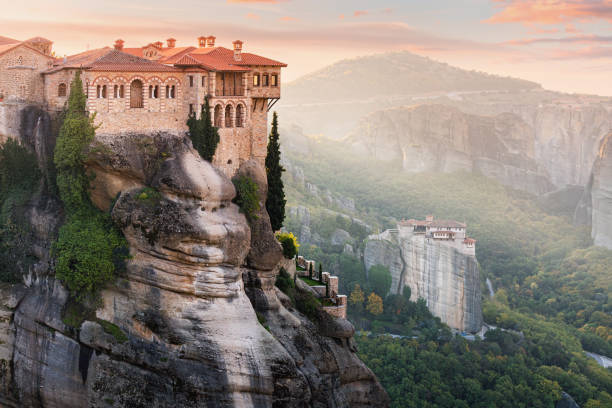 monastero di varlaam e santa barbara rousanos edificio sulla cima di una roccia arenaria con raggio di luce all'alba. imperdibili destinazioni di viaggio e pellegrinaggio iconiche del mondo - kalambaka foto e immagini stock