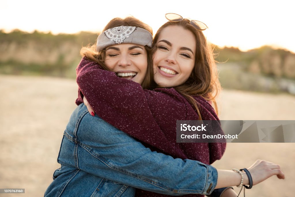 Zwei lächelnde Feamale-Freunde, die sich umarmen - Lizenzfrei Umarmen Stock-Foto