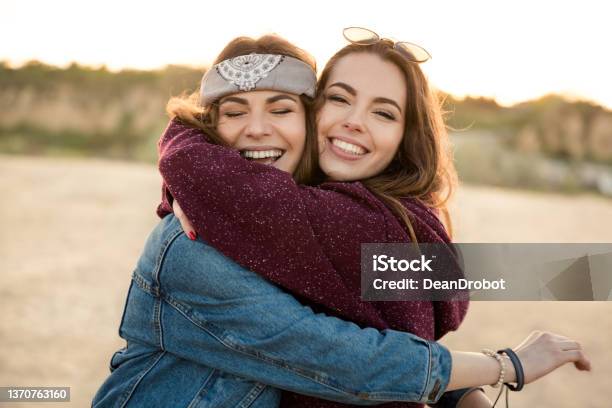 Zwei Lächelnde Feamalefreunde Die Sich Umarmen Stockfoto und mehr Bilder von Umarmen - Umarmen, Freundschaft, Weibliche Freundschaft