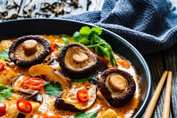 zupa tom yum - tajska zupa z krewetkami i makaronem ryżowym na czarnym drewnianym stole - edible mushroom shiitake mushroom fungus chinese cuisine zdjęcia i obrazy z banku zdjęć