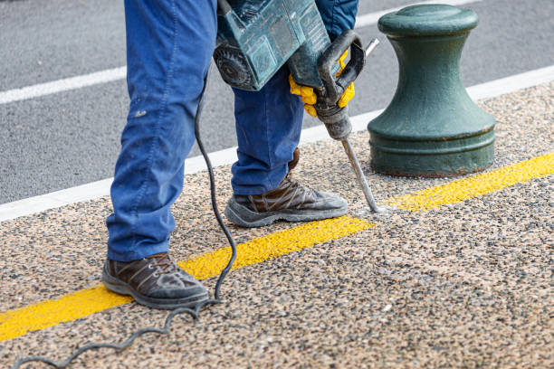 o trabalhador remove a antiga camada de pavimento em uma rua da cidade com uma britadeira pneumática portátil. obras perigosas e decibéis - rumbling - fotografias e filmes do acervo