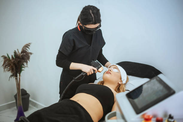 esthéticienne donnant un traitement au laser d’épilation sur le visage de la femme - tighten skin photos et images de collection