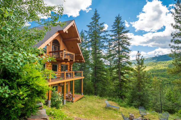 ein 3-stöckiges gehobenes blockhaus mit decks in den bergen in der nähe von coeur d'alene, idaho, usa - cabin stock-fotos und bilder