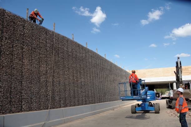 가비온 벽 설치 - gabion wall 뉴스 사진 이미지