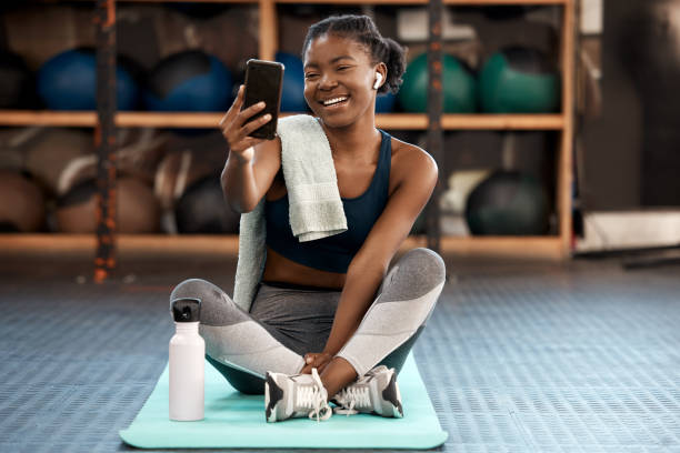 снимок спортивной молодой женщины, делающей селфи во время тренировки в тренажерном зале - health club фотографии стоковые фото и изображения