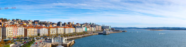 панорамный вид на гавань в центре города, набережная сантандера, кантабрия, испания - santander стоковые фото и изображения