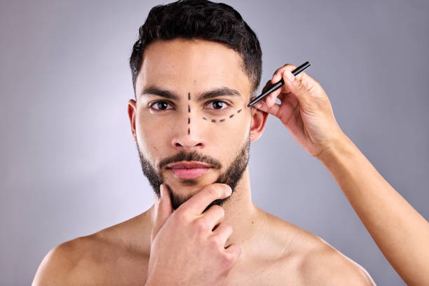 photo d’un homme avec des marques de chirurgie esthétique sur le visage - crane shot photos et images de collection