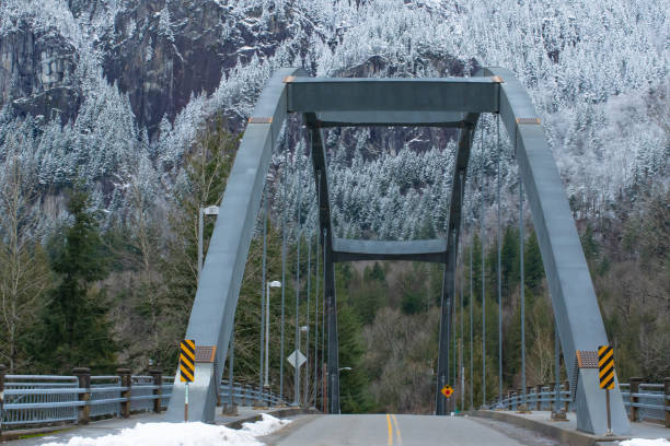 blick auf die brücke über den skykomish river im index washington - snohomish county stock-fotos und bilder