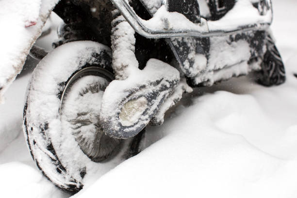 motorrad unter schnee auf der straße - motorcycle snow winter new york city stock-fotos und bilder