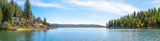 une vue panoramique sur le lac coeur d’alene, idaho, états-unis avec des maisons au bord de l’eau, des quais et une marina à rockford bay. - dalene photos et images de collection