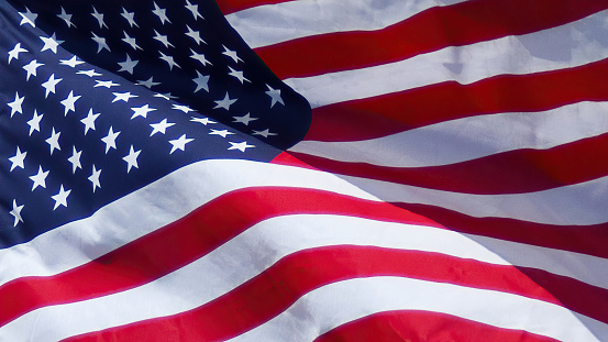 Primer plano de la bandera de Estados Unidos ondeando en el viento photo