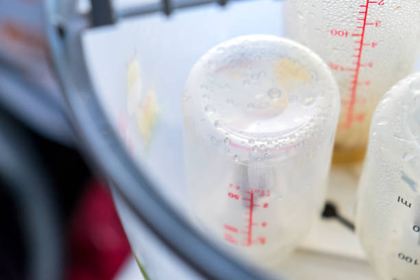 biberón de leche para bebé - sterilizer fotografías e imágenes de stock