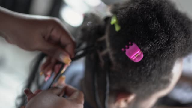 Preparing braids for afro hair