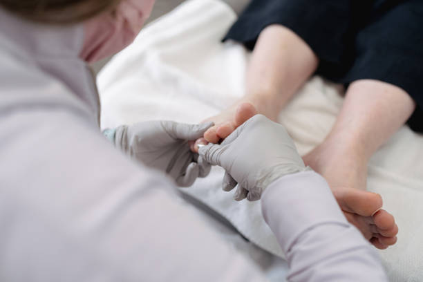 podolog pracujący w spa - podiatrist pedicure human foot toenail zdjęcia i obrazy z banku zdjęć