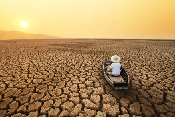 изменение климата и засуха - global warming cracked dirt earth стоковые фото и изображения