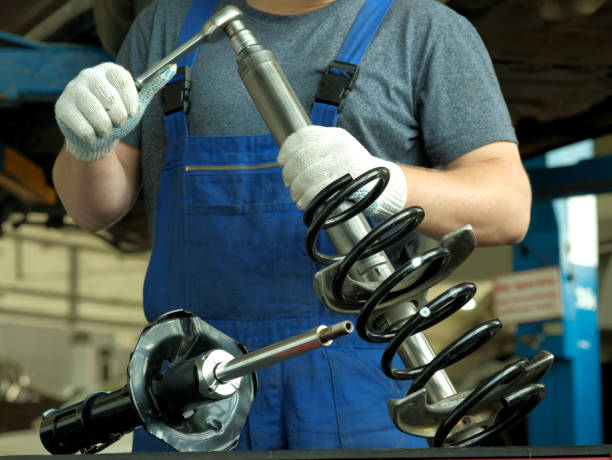 pezzi di ricambio per auto. sostituzione della molla e dell'ammortizzatore. - shock absorber foto e immagini stock