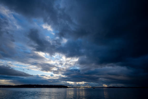 puget sound sunset - water tranquil scene puget sound cloudscape imagens e fotografias de stock