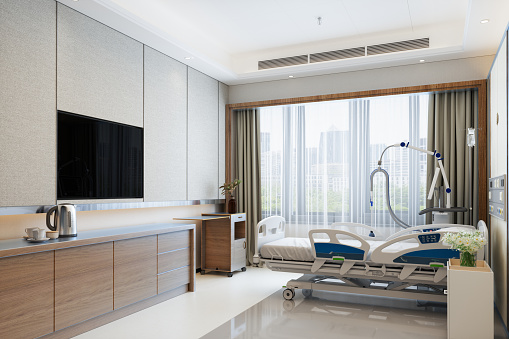 Moderno interior de habitación de hospital de lujo con cama vacía, televisión LCD y vista a la ciudad desde la ventana photo