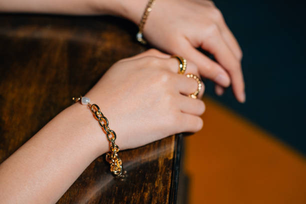 azjatka w złotym kolczyku - gold jewelry earring bracelet zdjęcia i obrazy z banku zdjęć