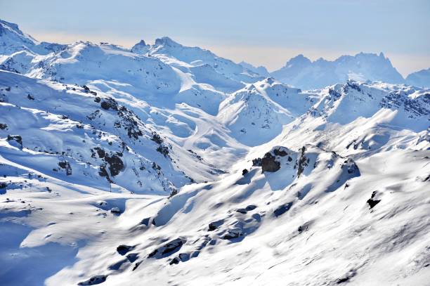 schneebedeckter berg im winter - mont blanc ski slope european alps mountain range stock-fotos und bilder