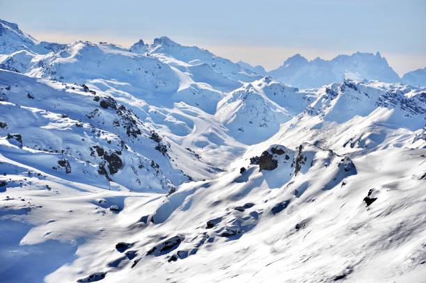 montanha coberta de neve no inverno - mont blanc ski slope european alps mountain range - fotografias e filmes do acervo
