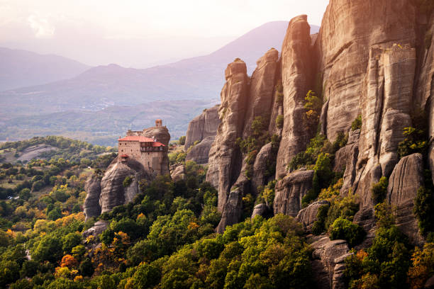 santo monastero di san nicola anapafsas su una scogliera rocciosa a meteora. viaggiare e pellegrino deve visitare luoghi in grecia - kalambaka foto e immagini stock