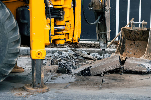 máquinas pesadas removem a velha camada de asfalto em uma rua da cidade com uma britadeira pneumática. obras perigosas e decibéis - rumbling - fotografias e filmes do acervo