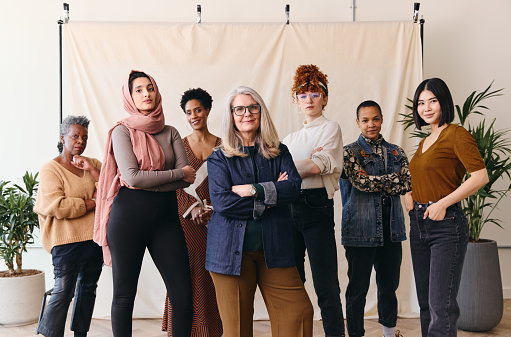 Retrato del Día Internacional de la Mujer de mujeres multiétnicas de rango de edad mixta que miran con confianza hacia la cámara photo