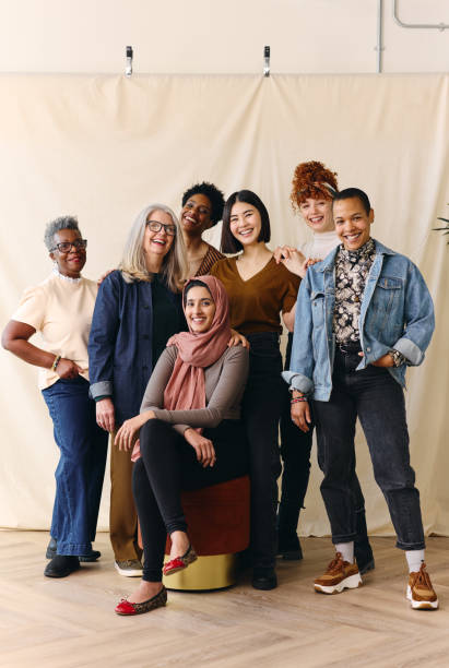 retrato de mujeres multiétnicas de rango de edad mixta sonriendo en la celebración del día internacional de la mujer - inclusión social fotos fotografías e imágenes de stock