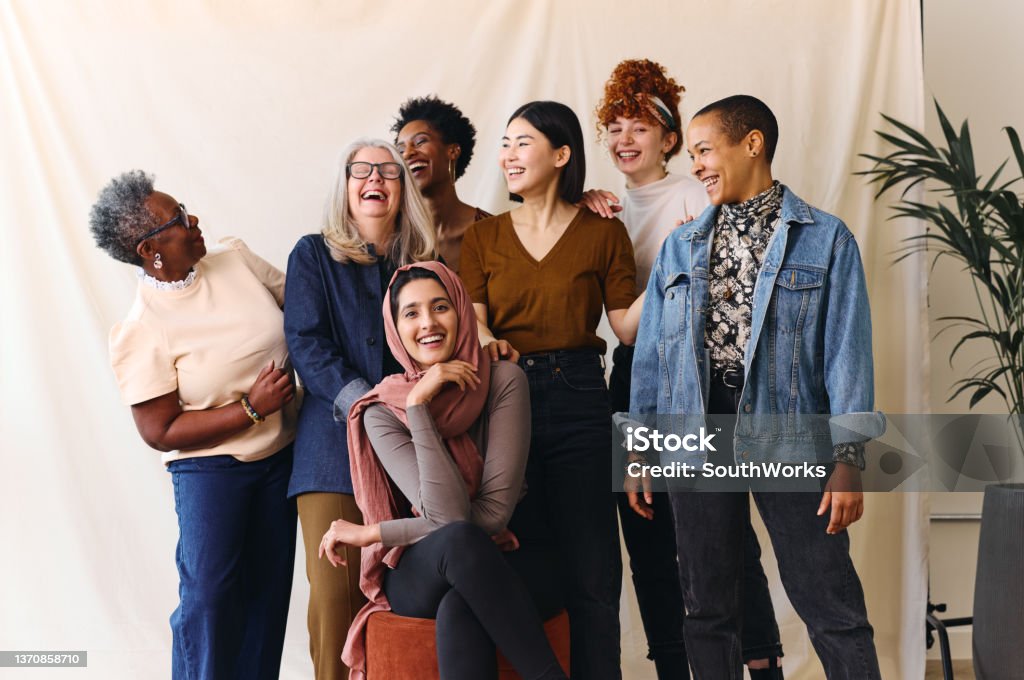 Retrato de alegres mujeres multiétnicas de rango de edad mixta que celebran el Día Internacional de la Mujer - Foto de stock de Mujeres libre de derechos