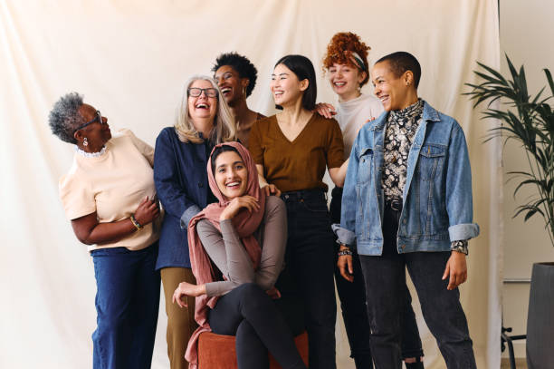retrato de alegres mujeres multiétnicas de rango de edad mixta que celebran el día internacional de la mujer - mujeres fotografías e imágenes de stock