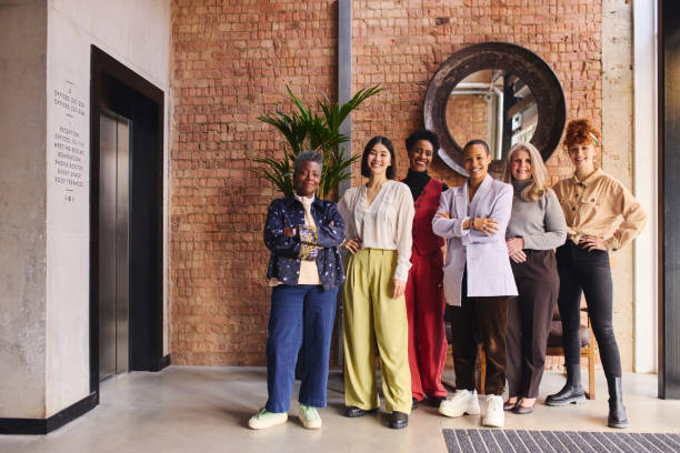 retrato del día internacional de la mujer de mujeres de rango mixto multiétnico unido en los negocios - sólo mujeres fotografías e imágenes de stock