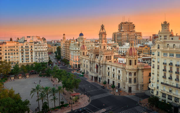 バレンシア、スペイン、古い市庁舎とその広場の空中写真 - 歴史的建造物 写真 ストックフォトと画像