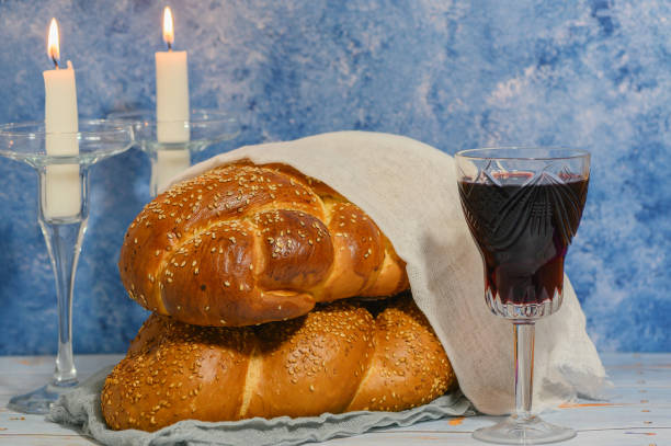 shabbat shalom - challah bread, shabbat wine and candles on wooden table - repast imagens e fotografias de stock