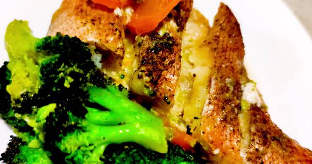 baked red snapper with broccoli and carrots