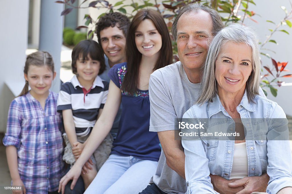 Ritratto di sorridente Famiglia multigenerazionale - Foto stock royalty-free di Caucasico