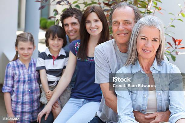 Ritratto Di Sorridente Famiglia Multigenerazionale - Fotografie stock e altre immagini di Caucasico - Caucasico, Famiglia multigenerazionale, 25-29 anni