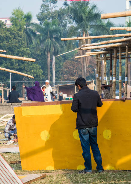 people working hard for the book fair 2022. this image was captured by me on february 9, 2022, from dhaka, bangladesh. - elon musk 個照片及圖片檔