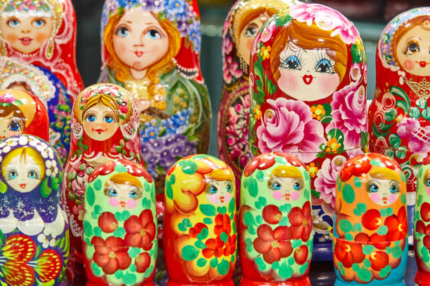 rosjanie drewniane ręcznie robione lalki, matrioszki. tradycyjna słowiańska ręcznie robiona pamiątka figurkowa - ife zdjęcia i obrazy z banku zdjęć