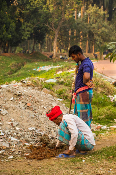 people working hard for the book fair 2022. this image was captured by me on february 9, 2022, from dhaka, bangladesh. - elon musk 個照片及圖片檔