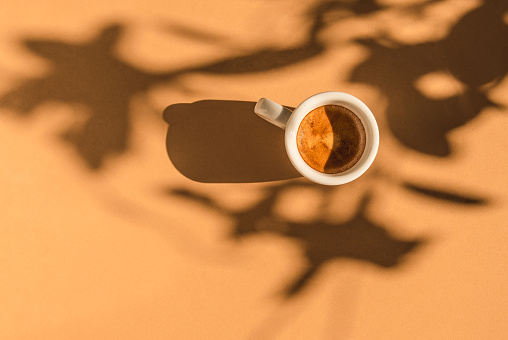 Taza de café copia espacio fondo beige. photo