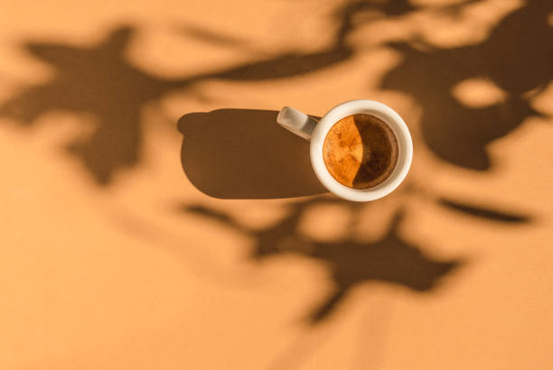 taza de café copia espacio fondo beige. - espresso fotografías e imágenes de stock