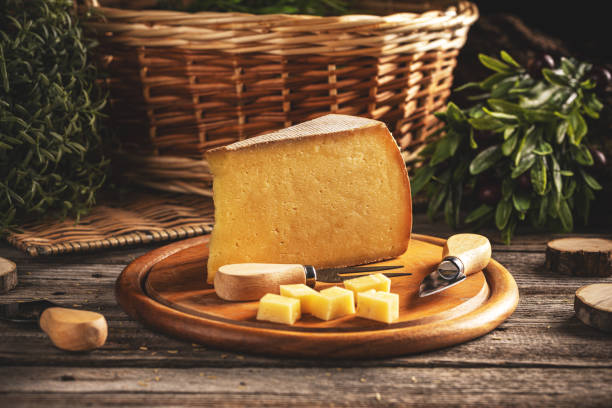 Lonchas y cubos de queso amarillo de maduración larga - foto de stock