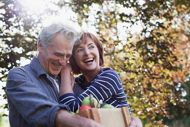 feliz pareja senior con bushel de manzanas que abrazan - 67 fotografías e imágenes de stock