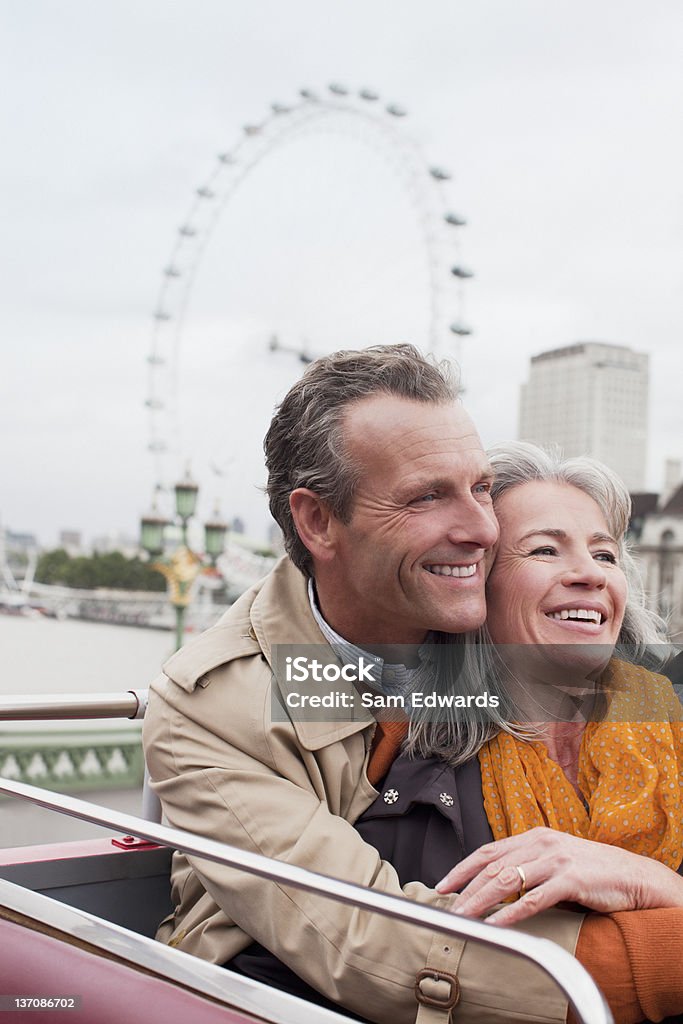 미소 선임 커플입니다 on 2층 버스 런던 - 로열티 프리 중년 커플 스톡 사진