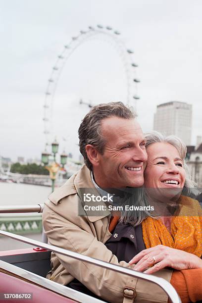 Foto de Sorrindo Casal De Idosos Em Ônibus De Dois Andares De Londres e mais fotos de stock de Casal de Meia Idade