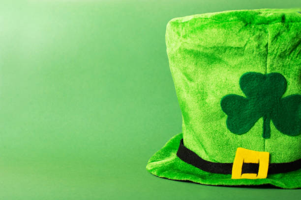 istock St.Patrick 's Day . hat with clover on green background 1370869209