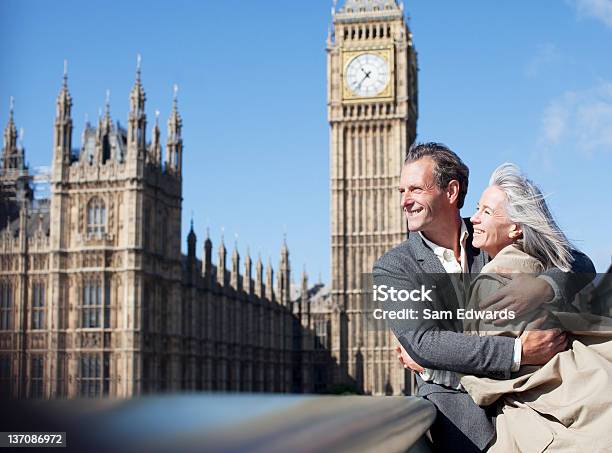Szczęśliwa Para W Uścisku Przed Big Bena W Londynie Clocktower - zdjęcia stockowe i więcej obrazów Londyn - Anglia