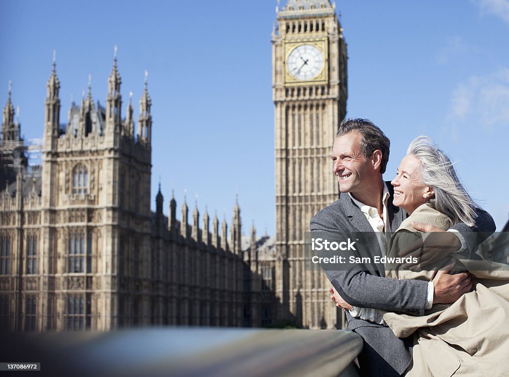Счастливая пара фигуру перед Биг Бен в Лондоне clocktower - Стоковые фото Лондон - Англия роялти-фри