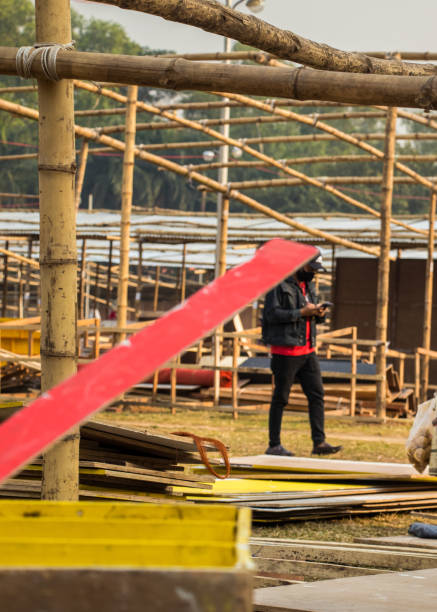 people working hard for the book fair 2022. this image was captured by me on february 9, 2022, from dhaka, bangladesh. - elon musk 個照片及圖片檔